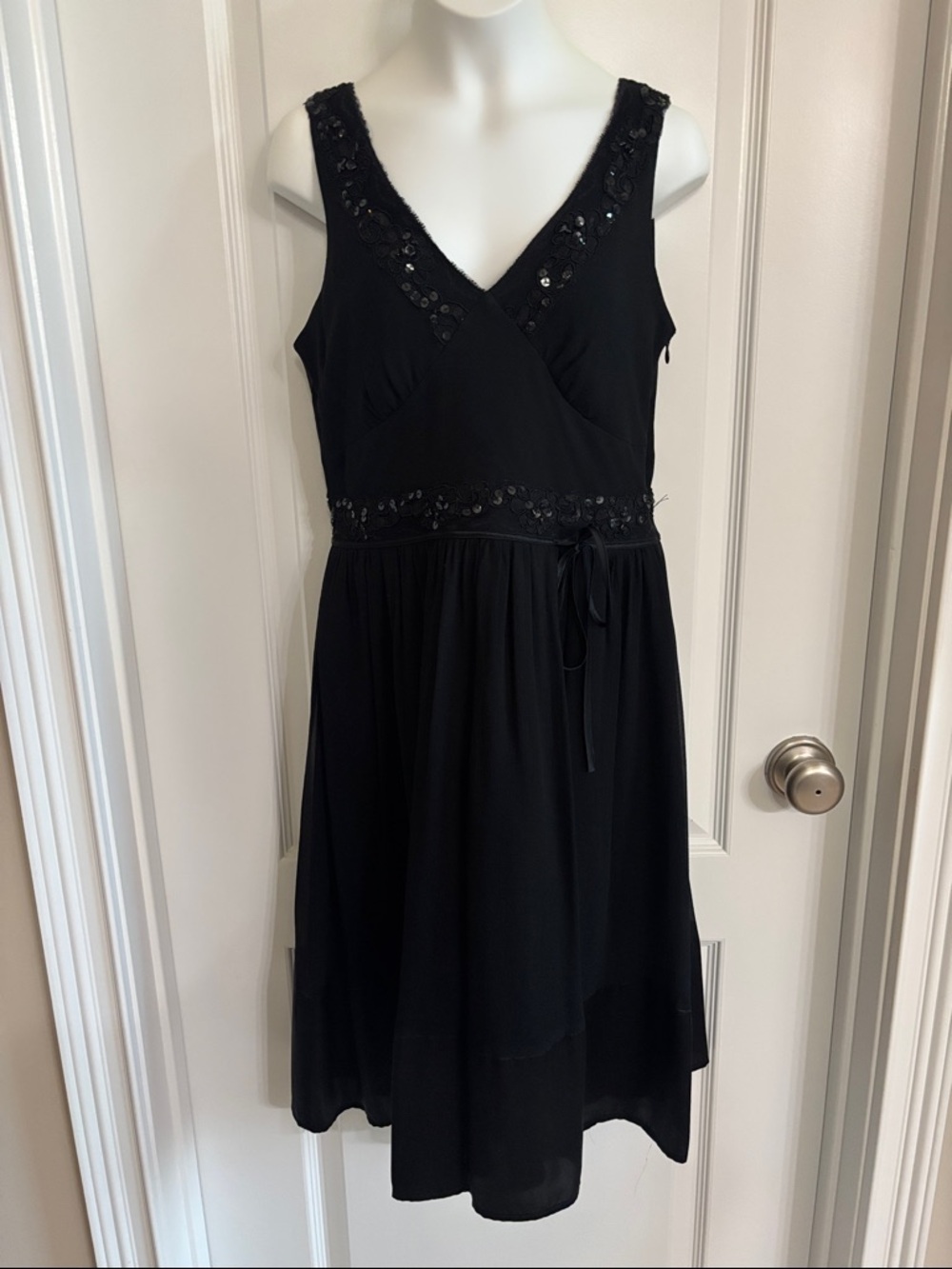 Black Sleeveless V-Neck Evening Dress 100% silk sequins size 6 cocktail party